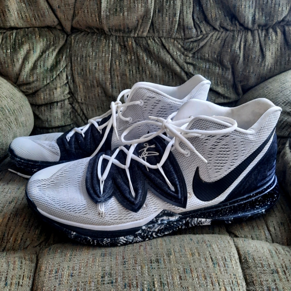 Kyrie irving men's galaxy Nike
